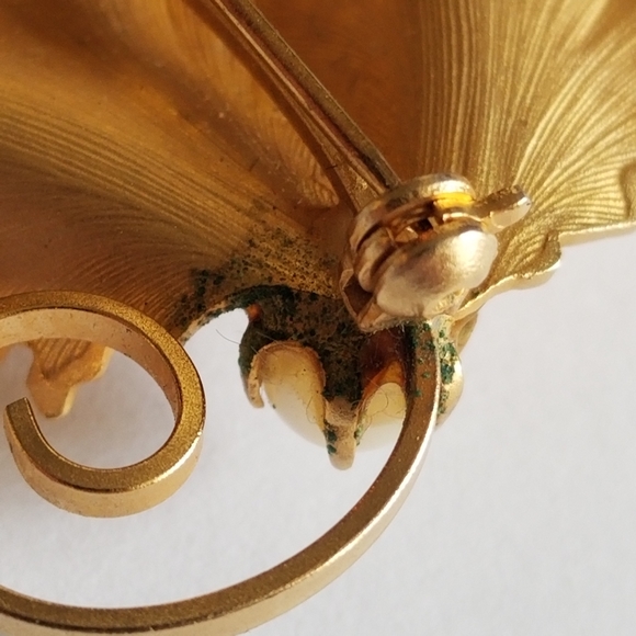 Relisted -Vintage three leaves brooch with white pearls gold tone leaf pin - Picture 4 of 13